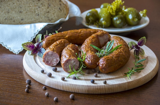 Sabrosas salchichas y verduras aisladas sobre fondo sólido