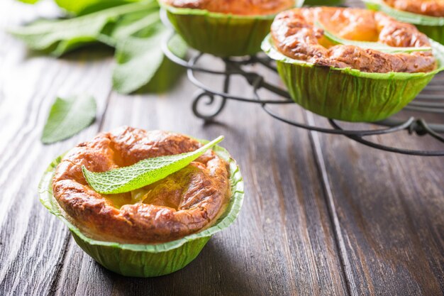 Sabrosas tartas de queso cheddar y puerros.