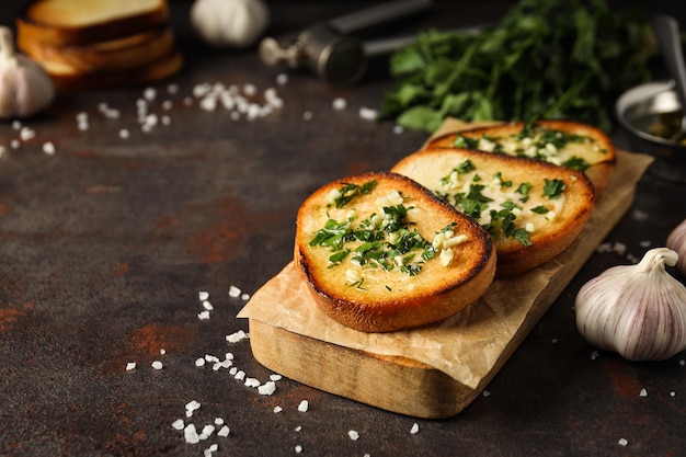 Sabrosas tostadas con ajo productos caseros aperitivo