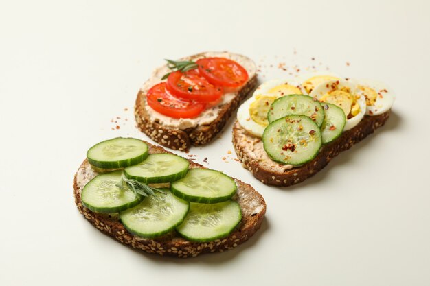 Sabrosas tostadas con diferentes topping sobre fondo blanco.