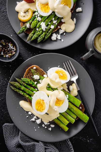 Sabrosas tostadas con espárragos, huevos y salsa.