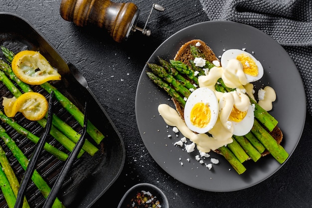 Sabrosas tostadas con espárragos, huevos y salsa.