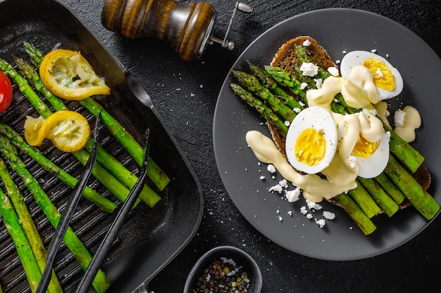 Sabrosas tostadas con espárragos, huevos y salsa.