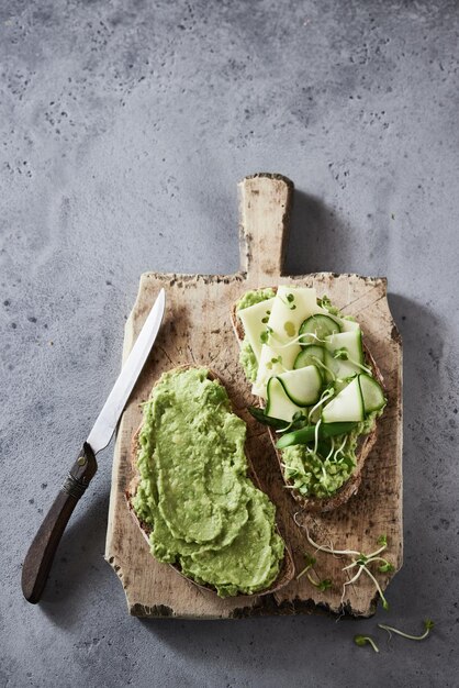 Sabrosas tostadas vegetarianas con verduras en la mesa