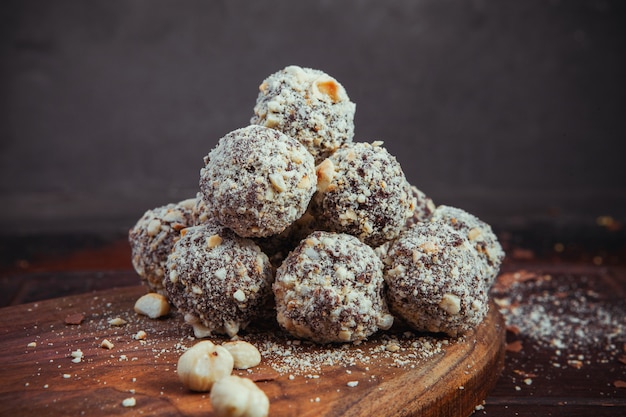 Sabrosas trufas de chocolate espolvoreadas con frutos secos