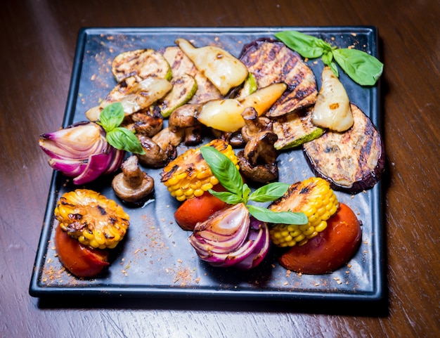 Sabrosas verduras a la plancha en un plato grande. Comida sana. Restaurante.