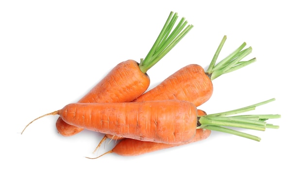 Sabrosas zanahorias maduras sobre fondo blanco.