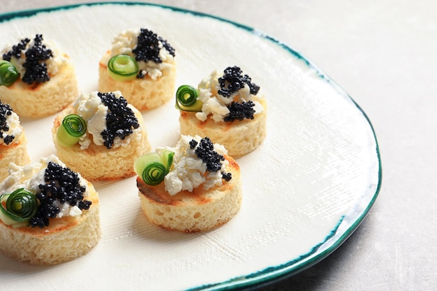 Sabroso aperitivo de caviar negro en un plato