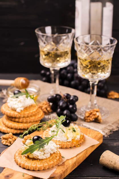 Sabroso aperitivo: galletas con requesón, miel y uvas.