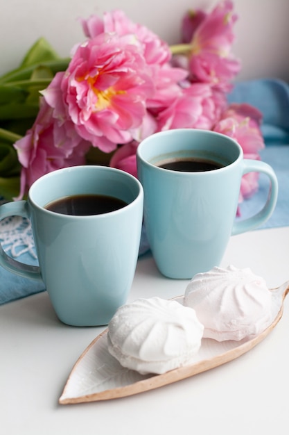 Foto sabroso aperitivo taza de café y un plato de dulces