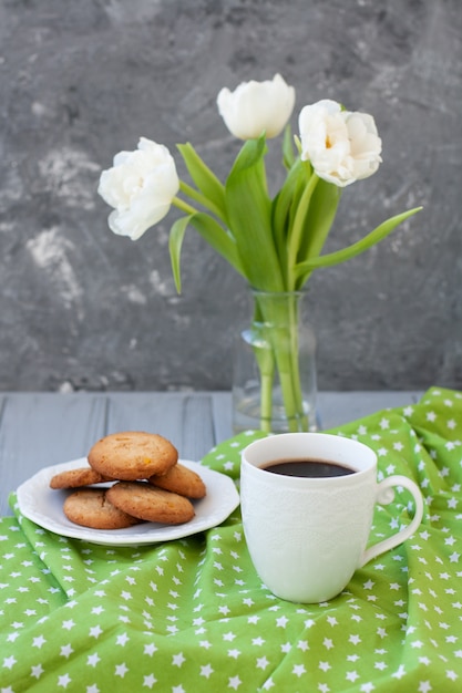 sabroso aperitivo taza de café y un plato de galletas.