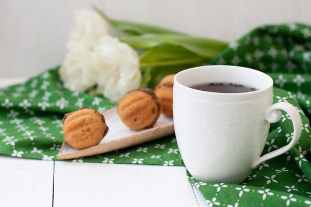 sabroso aperitivo taza de té y un plato de galletas.