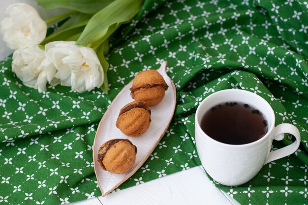 sabroso aperitivo taza de té y un plato de galletas.