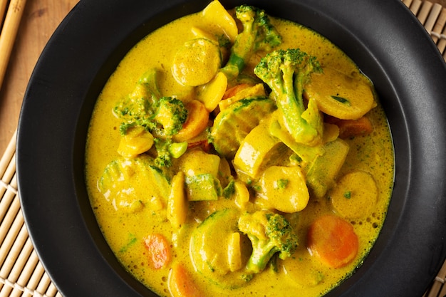 Sabroso apetitoso curry vegano con verduras en placa. De cerca.