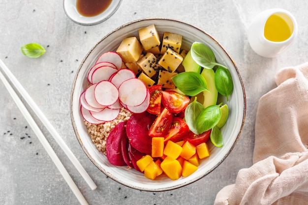 Sabroso apetitoso plato vegano con verduras y tofu servido en un tazón. De cerca.