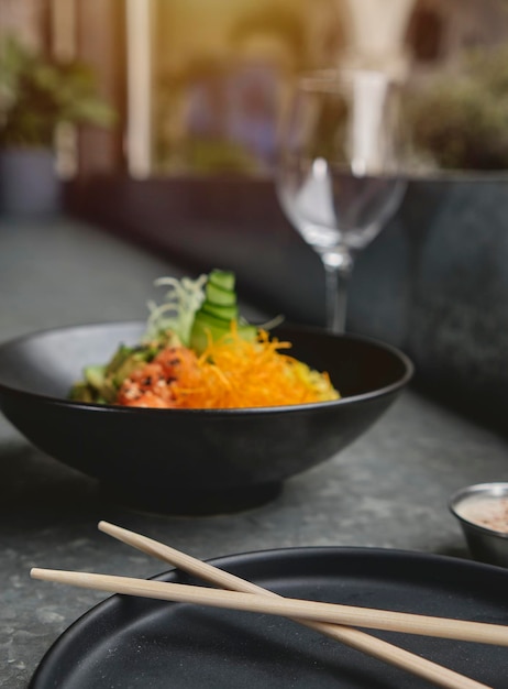 Sabroso y apetitoso poke bowl con ensalada de arroz con salmón, aguacate y edamame