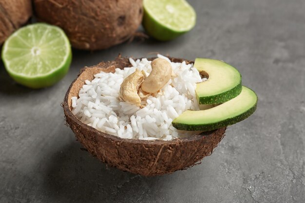 Sabroso arroz con cáscara de coco en la mesa