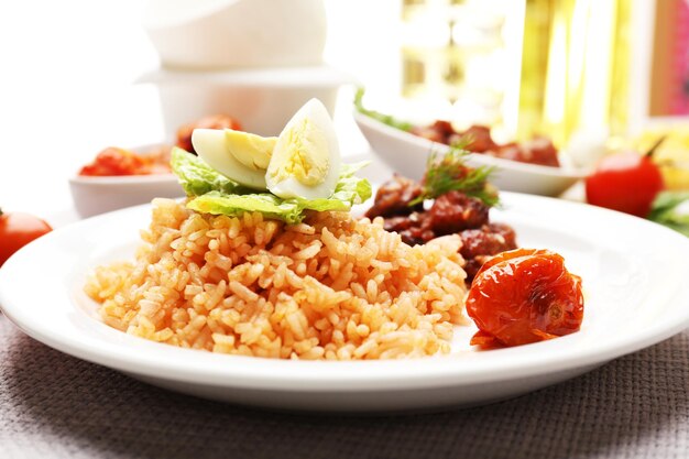 Sabroso arroz servido en primer plano de la mesa