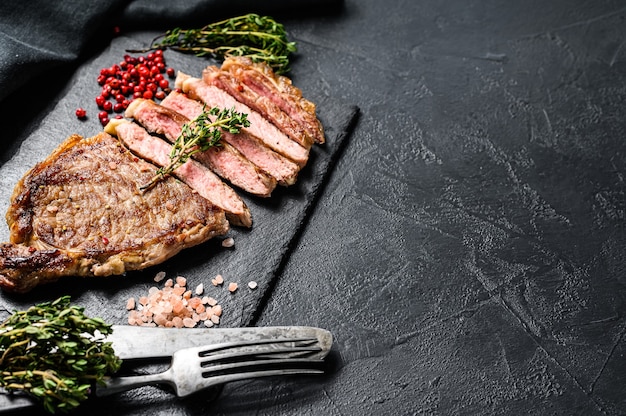 Sabroso bistec a la parrilla con especias