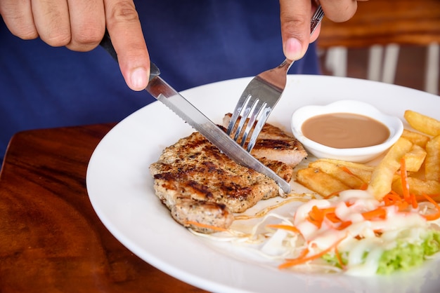 Foto sabroso bistec a la plancha con patatas fritas y verduras