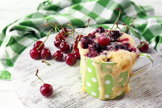 Sabroso budín con cerezas en la mesa de cerca