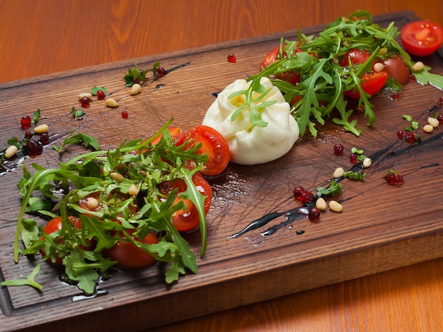 Sabroso caprese con ricotta y tomates frescos