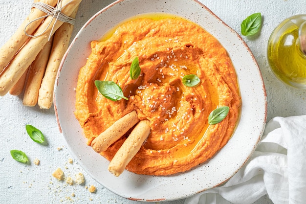 Sabroso y casero hummus de tomate como snack saludable y rápido