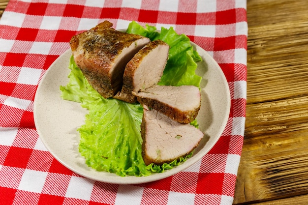 Sabroso cerdo al horno con especias en una mesa de madera