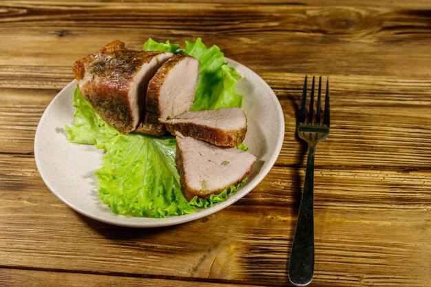 Sabroso cerdo al horno con especias en una mesa de madera