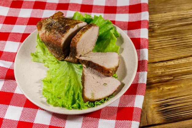 Sabroso cerdo al horno con especias en una mesa de madera