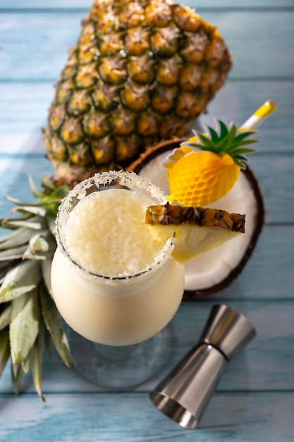 Foto sabroso cóctel de piña colada congelada