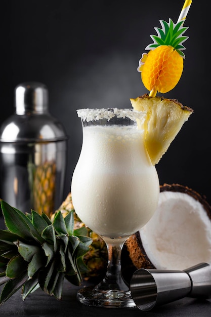 Foto sabroso cóctel de piña colada congelada