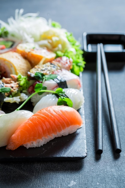 Sabroso conjunto de sushi con gambas y arroz.