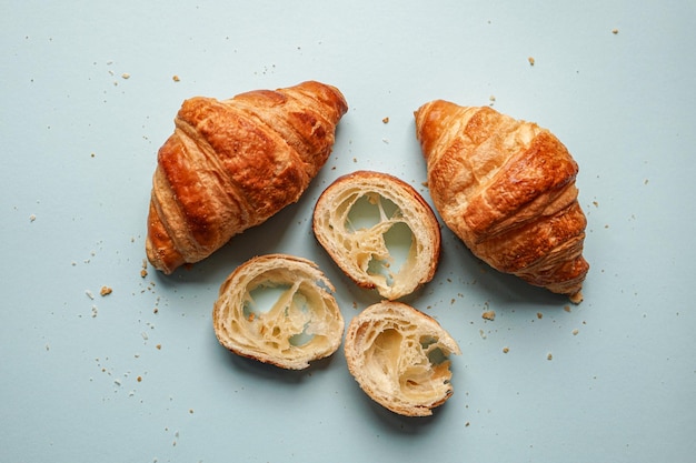 sabroso croissant para el desayuno, comida francesa