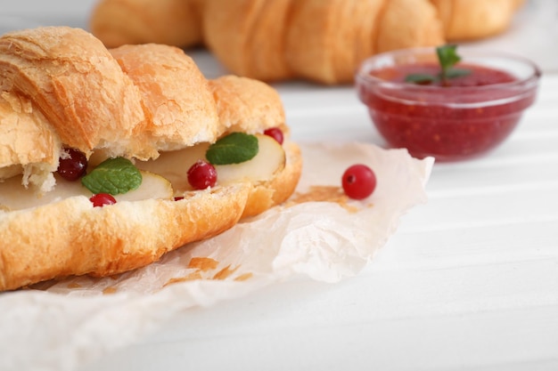 Sabroso croissant con relleno en la mesa