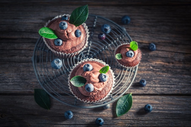 Sabroso cupcake marrón hecho de crema y frutas frescas