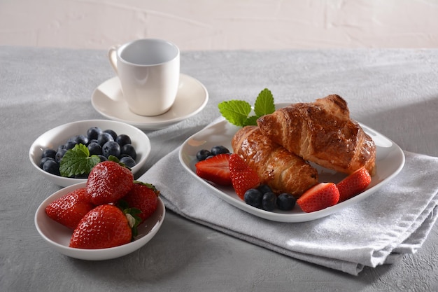 Sabroso desayuno Croissants frutas frescas y secas jugo fresco