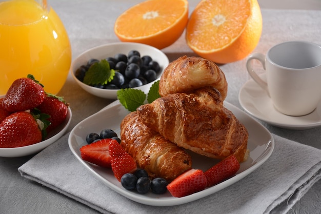 Sabroso desayuno Croissants frutas frescas y secas jugo fresco