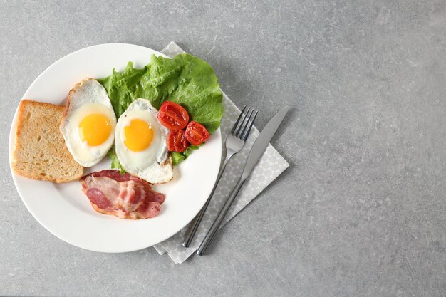 Sabroso desayuno con huevos fritos en la mesa