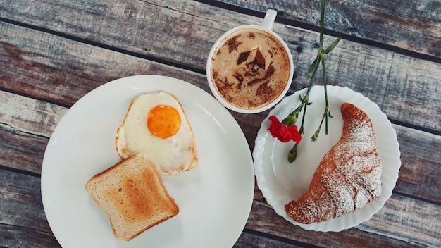 Sabroso desayuno con una taza de café.