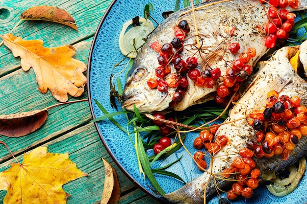 Sabroso dorado al horno con viburnum