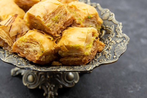 Sabroso dulce Baklava de postre de Ramadán turco en un plato decorativo