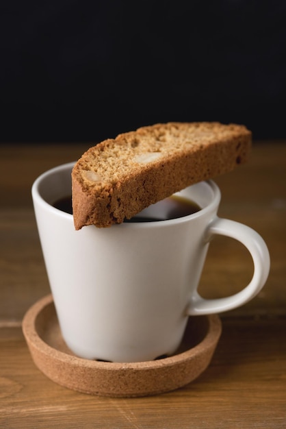 Sabroso dulce Cantuccini Galletas Postre dulce italiano Biscotti sobre fondo de madera Postre italiano