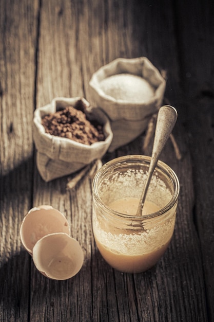 Sabroso y dulce postre a base de yema de cacao y azúcar