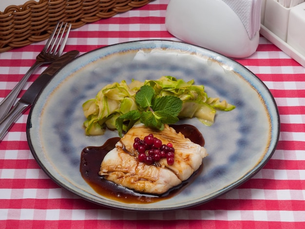 Sabroso filete de bacalao blanco en salsa teriyaki con calabacín