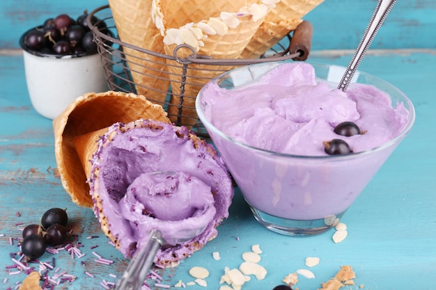 Sabroso helado con bayas frescas en la vieja mesa de madera azul