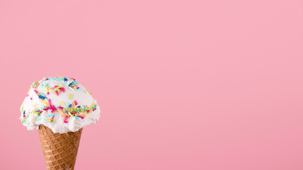Foto sabroso helado con caramelo en la parte superior