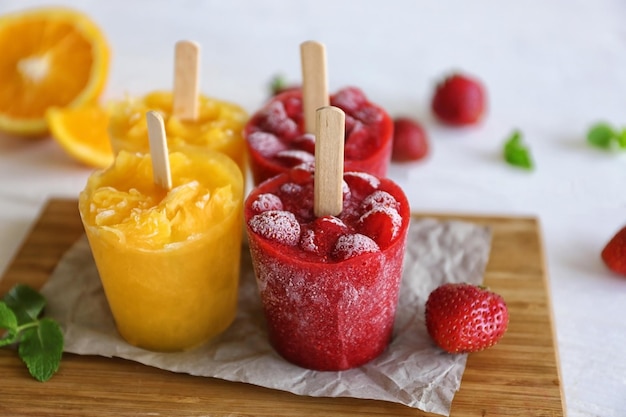 Sabroso helado de frutas en tabla de cortar