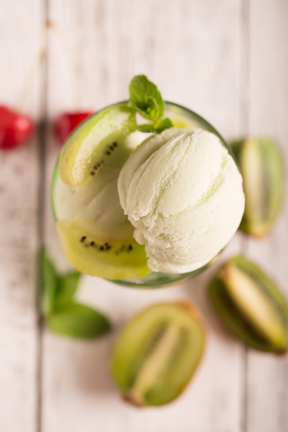 Sabroso helado con kiwi