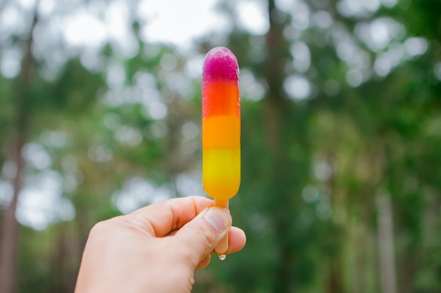 Sabroso helado en la mano del hombre